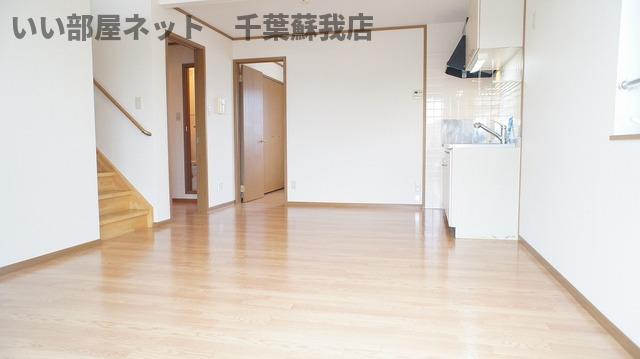 居室・リビング　こちらのリビングで趣味の時間をお楽しみください