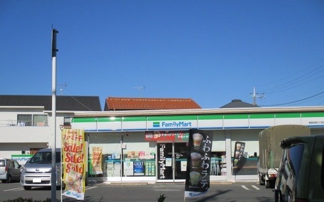 コンビニ　ファミリーマート（コンビニ）まで150m