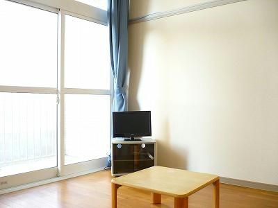 レオパレスエントピアSSの居間写真