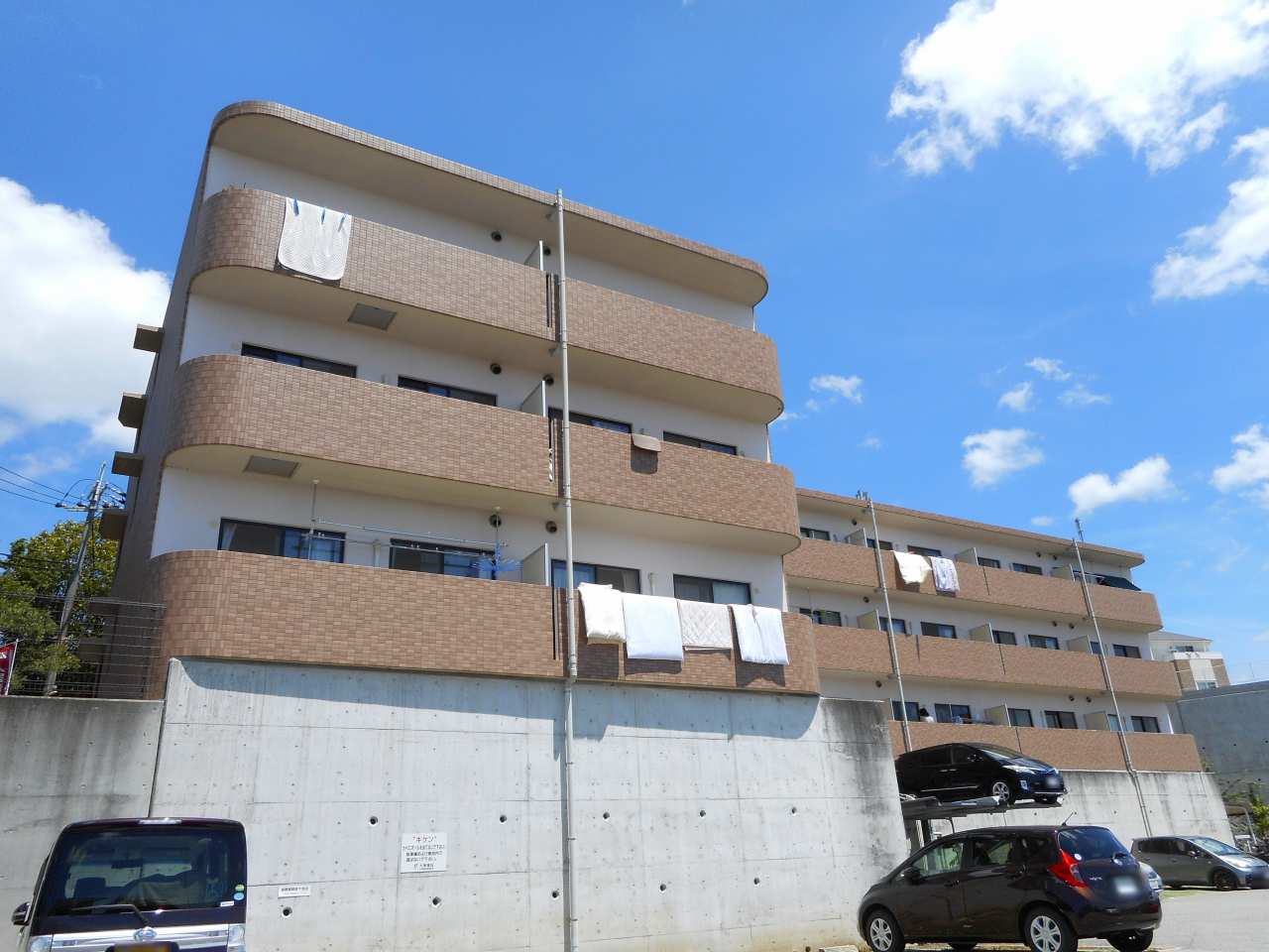 建物外観　オートロックで外部の人間が簡単に出入りできないため安心です。