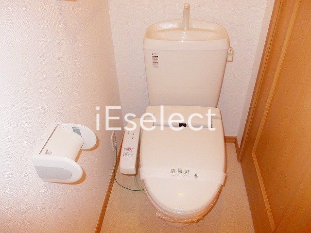 トイレ　温水洗浄便座付きのトイレです?