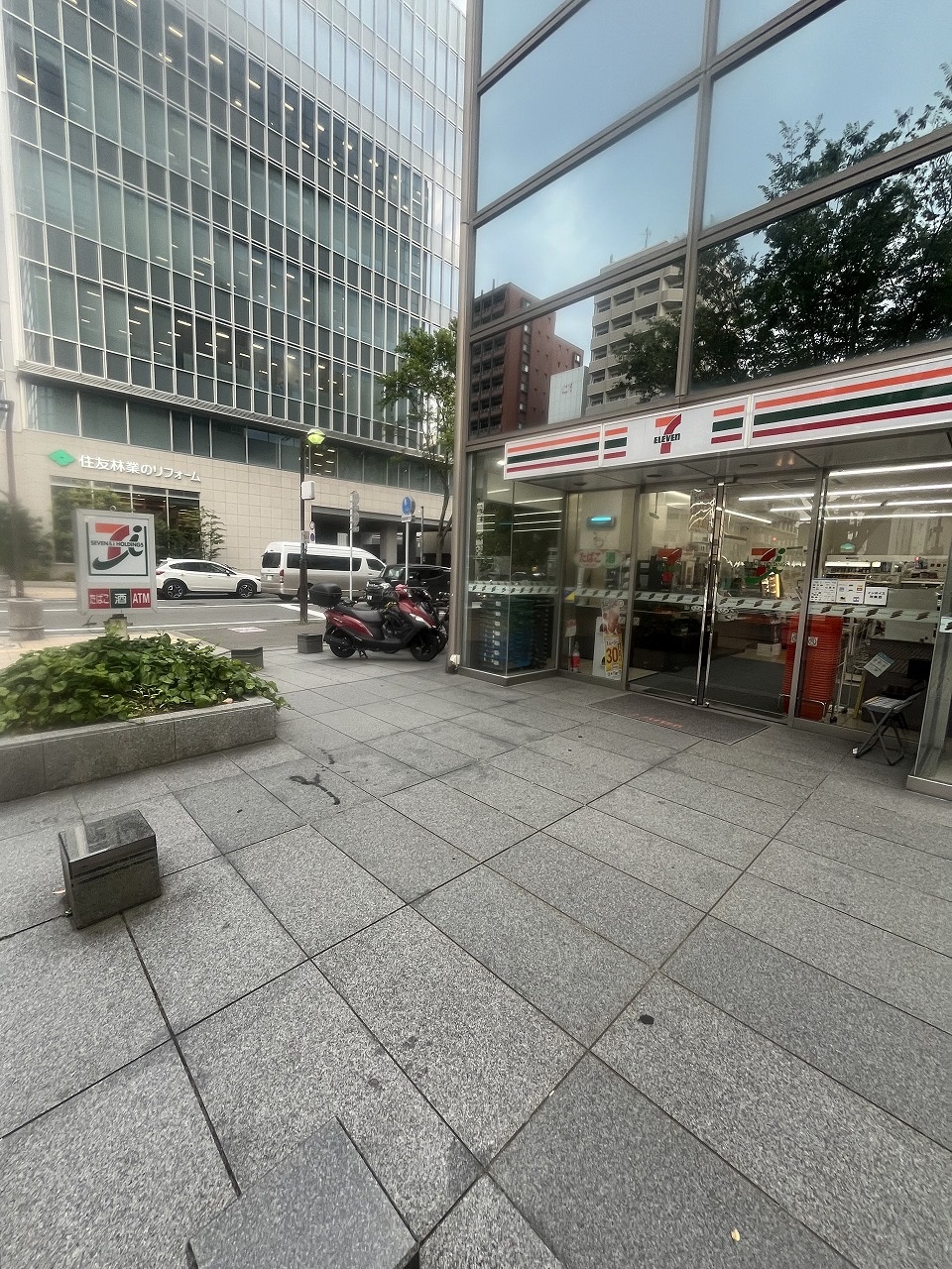 コンビニ　セブンイレブン博多三井ビル店（コンビニ）まで186m
