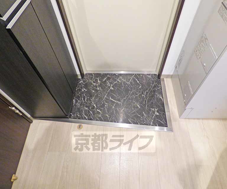 京福電鉄北野線 北野白梅町駅 徒歩20分 4階建 築10年の玄関写真