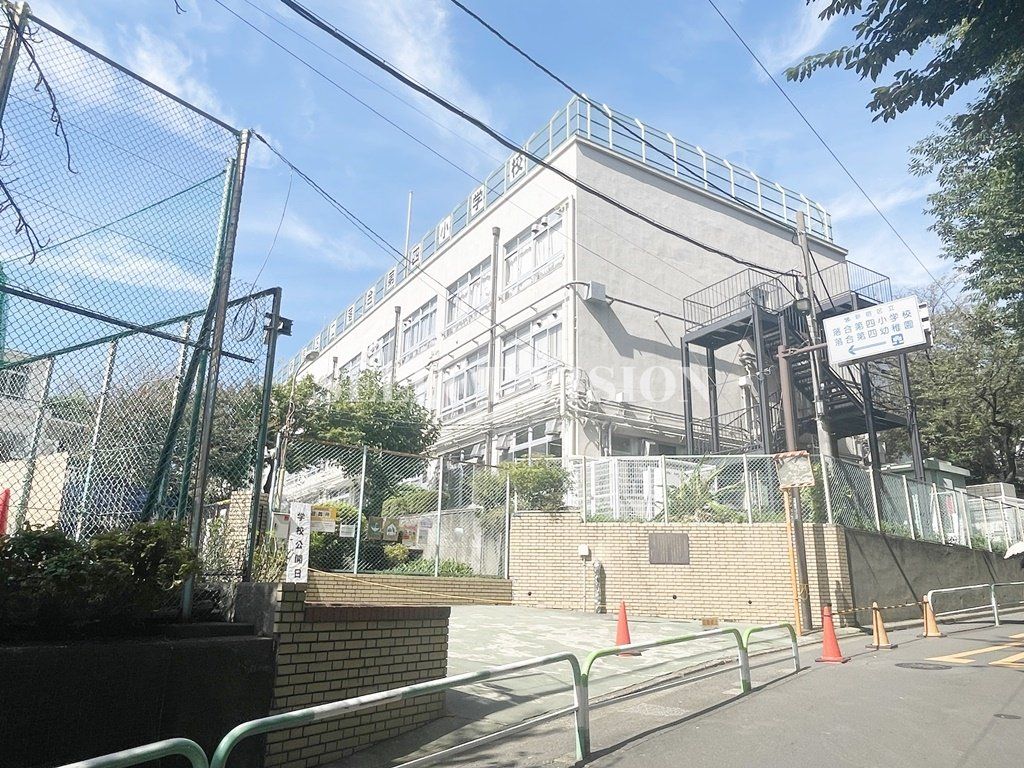 小学校　新宿区立落合第四小学校（小学校）まで820m