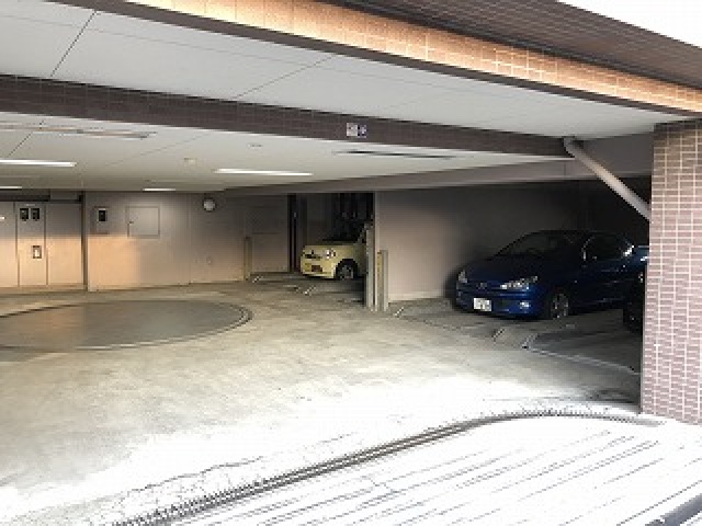 駐車場　駐車場があるので、車を買う予定の方も安心です