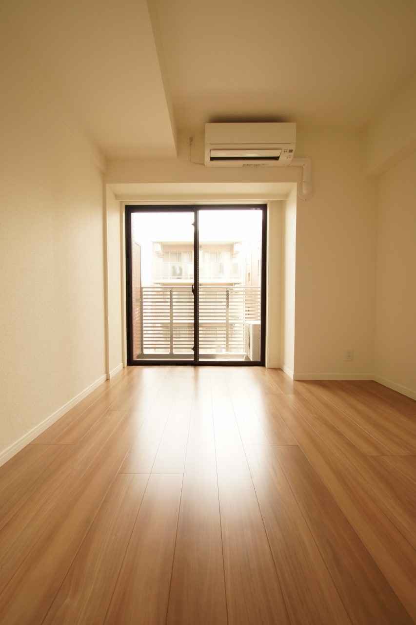 居室・リビング　落ち着いた色合いの床材を使用した居住空間です。