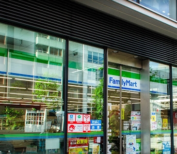 コンビニ　ファミリーマート神田須田町二丁目店（コンビニ）まで57m