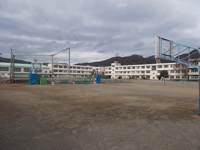 中学校　静岡市立服織中学校（中学校）まで220m