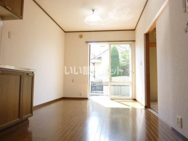 譲原一戸建A号棟の居間写真