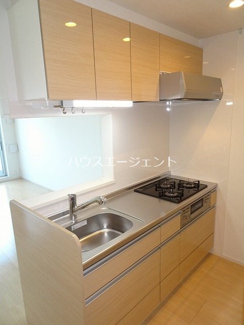 キッチン　システムキッチンは3口です