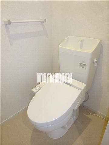 トイレ　便利な棚付のトイレです。