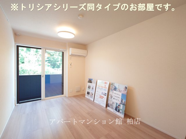 居室・リビング　同施工会社、同型タイプです／※現況優先