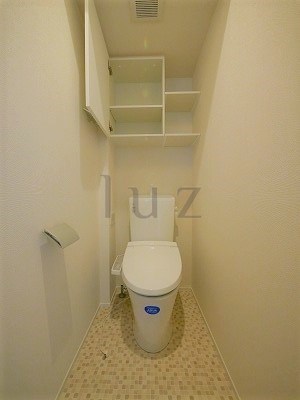 トイレ　収納棚完備のトイレです。