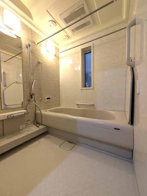 バス・シャワールーム　広々として快適なバスルームです♪