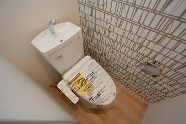 トイレ　温水洗浄便座付きのトイレです♪
