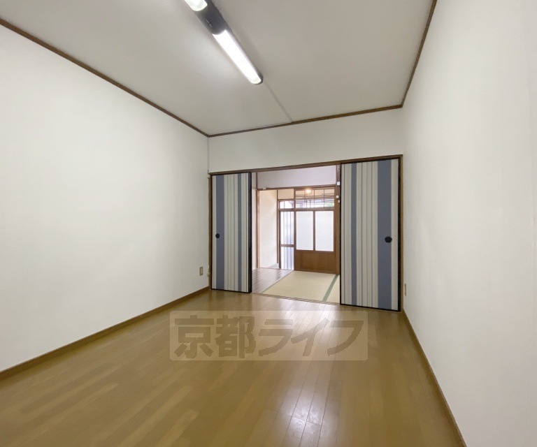太秦堀ヶ内貸家の居間写真