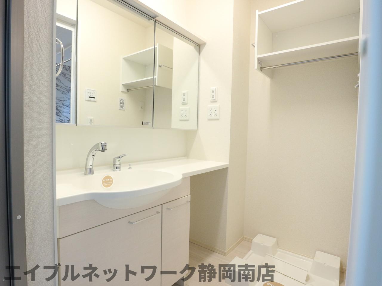 洗面設備　明るい洗面所です