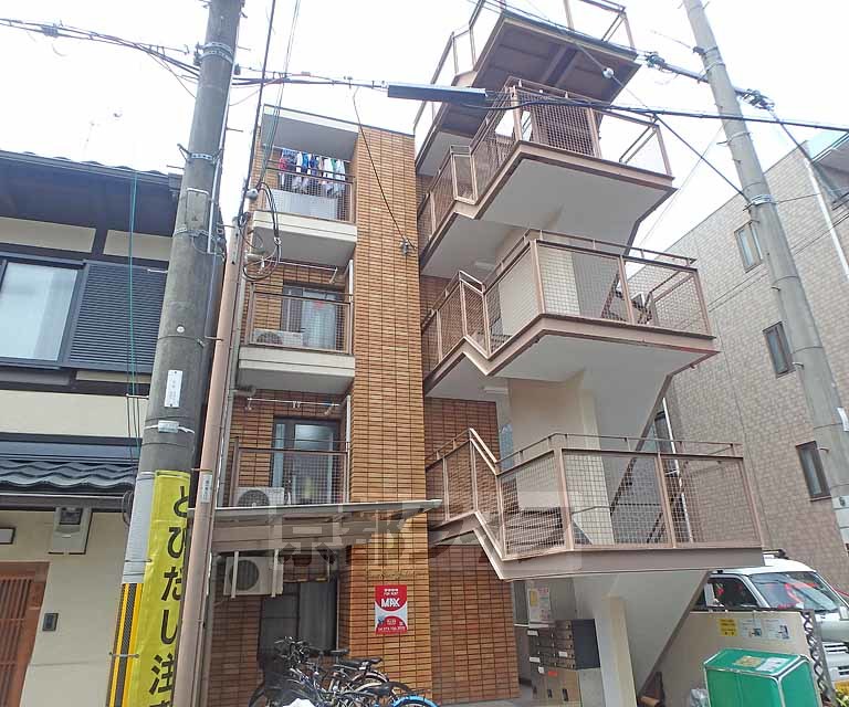 京都市左京区吉田上阿達町のマンションの建物外観