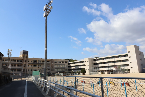 【レオパレスイーストシャルムの小学校】