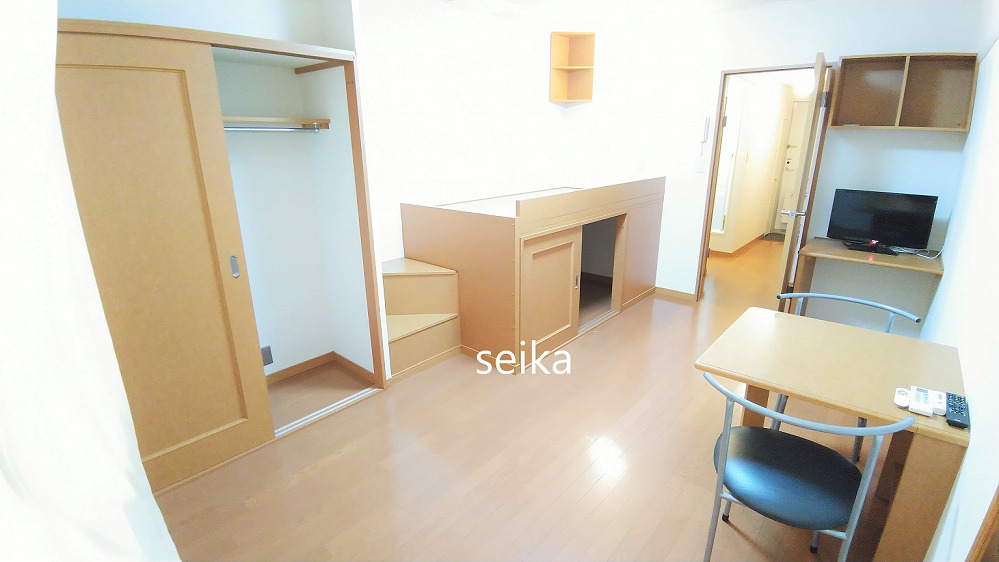 居室・リビング　同タイプ居室：カーテン、机、椅子2脚付き