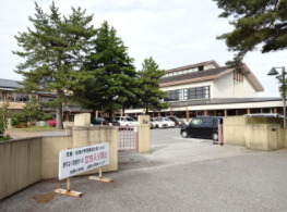 【米原市村居田のアパートの小学校】