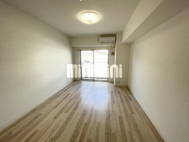 居室・リビング　木目調の床がオシャレですね