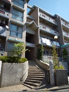 横浜市緑区中山のマンションの建物外観