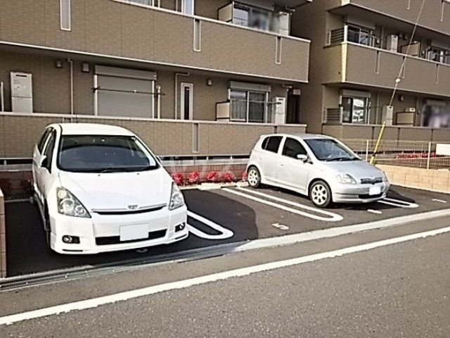 【流山市南流山のアパートの駐車場】