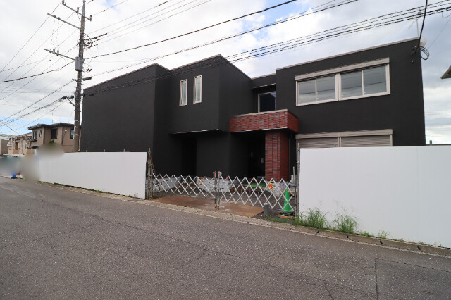 【小山市西城南のアパートの建物外観】