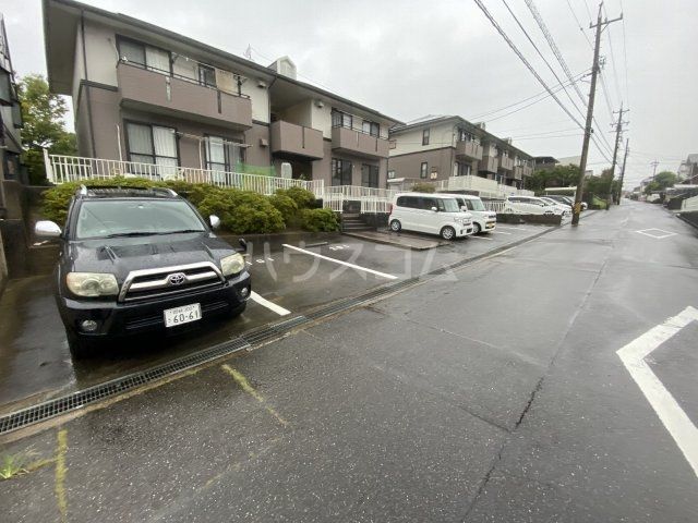 【岡崎市上地のアパートの駐車場】