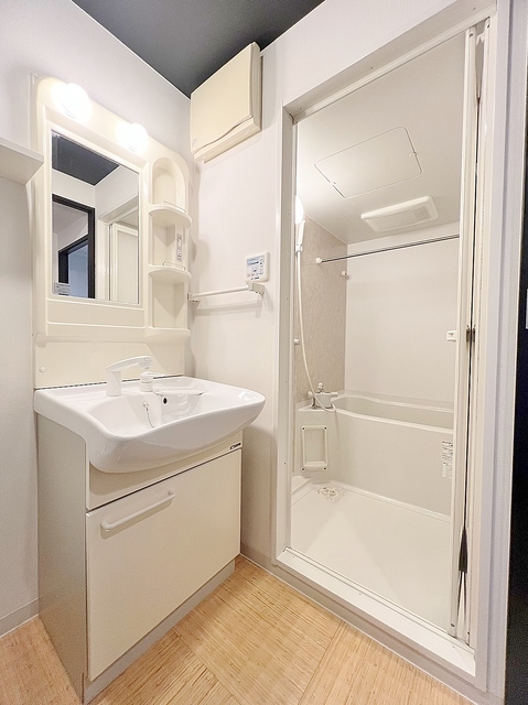 洗面設備　大きな独立洗面台