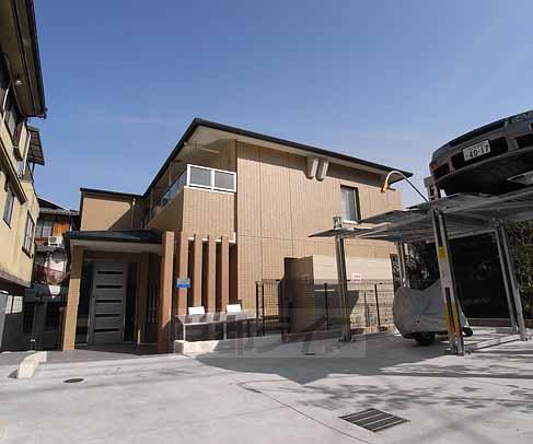 【京都市北区平野鳥居前町のマンションのエントランス】