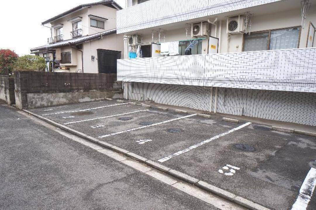 【松山市平井町のマンションの駐車場】