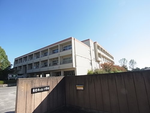 【奈良市西登美ヶ丘のマンションの小学校】