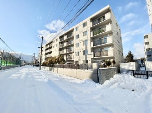 札幌市東区北十条東のマンションの建物外観