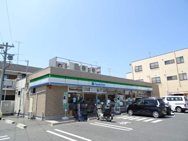 コンビニ　ファミリーマート（コンビニ）まで704m