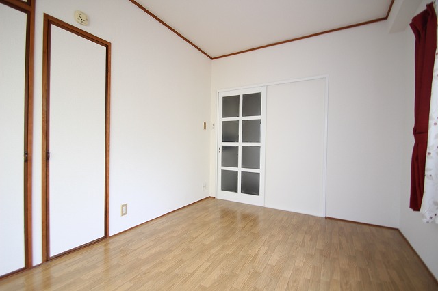 居室・リビング　同物件、別号室のものです。