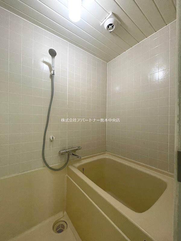 バス・シャワールーム　清潔感のあるバスルーム