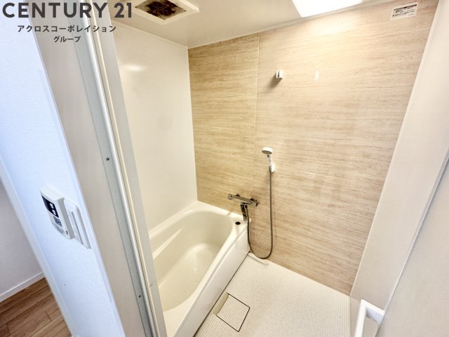 バス・シャワールーム　シンプルな浴室