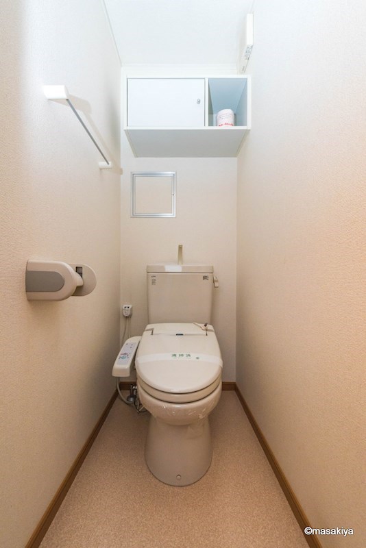 トイレ　トイレ　ウォシュレット付き。