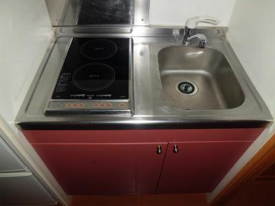 キッチン　2口電気コンロ付流し台。