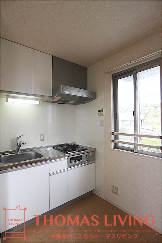 キッチン　キッチン横には窓が付いています。いつでも換気が出来ます。