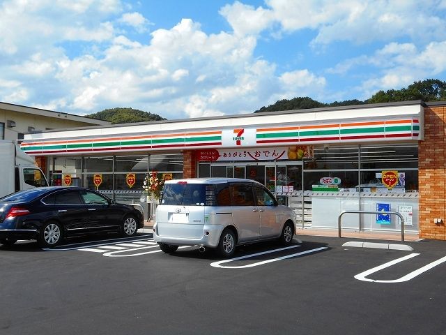 コンビニ　セブンイレブン井原西江原店（コンビニ）まで600m