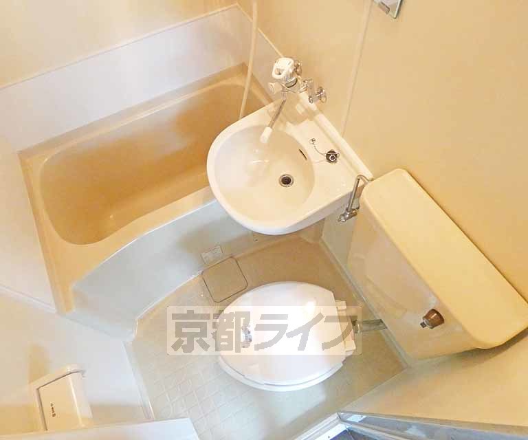 バス・シャワールーム　清潔感のあるユニットバスです。