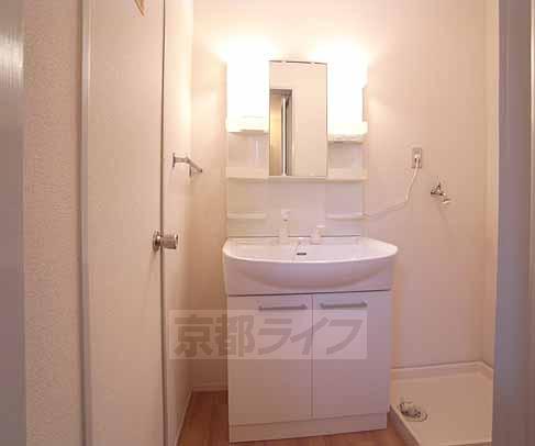 洗面設備　シャンプードレッサ付きの独立洗面台です。