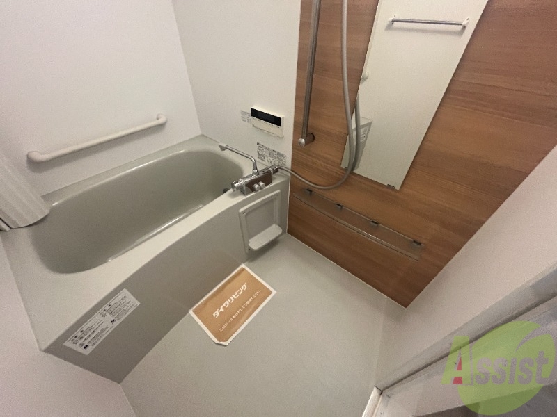 バス・シャワールーム　浴室は広めなのでゆったり落ち着けそうですね。