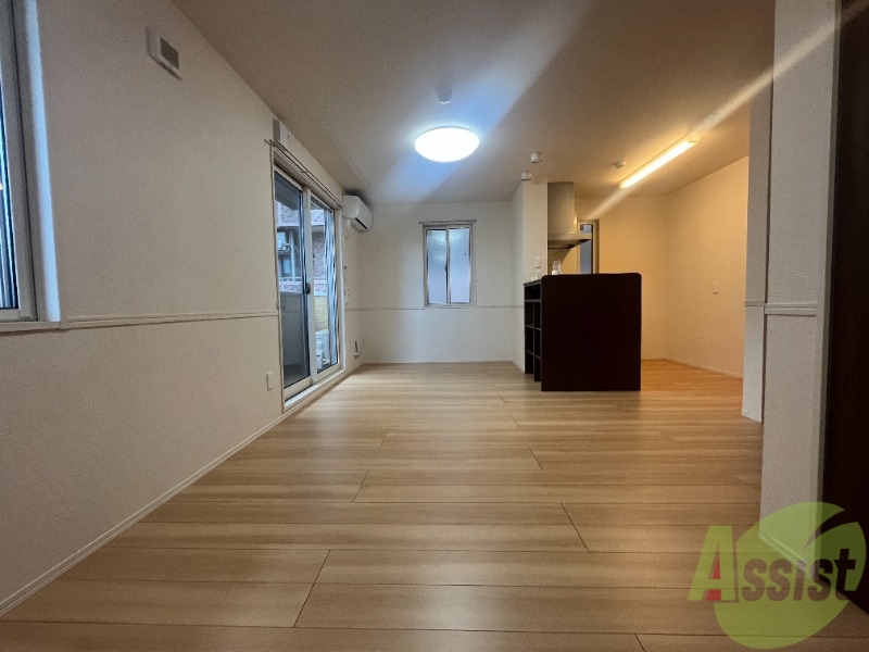 居室・リビング　１３．５帖のＬＤＫです。広々としてきれいですね。