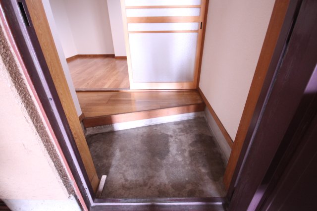 玄関　写真は類似です。