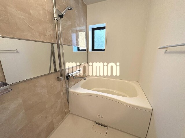 バス・シャワールーム　お風呂にも窓付いてます。