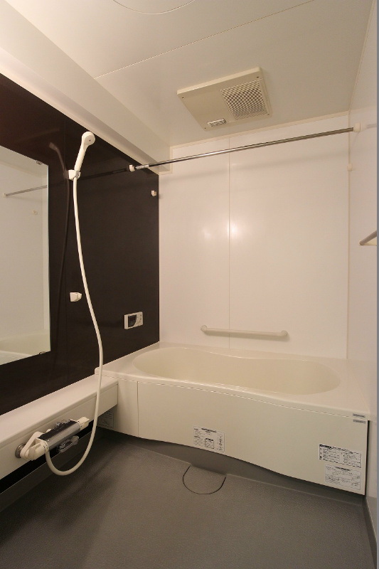バス・シャワールーム　大きなサイズです。浴室乾燥機や追い焚きもあります。